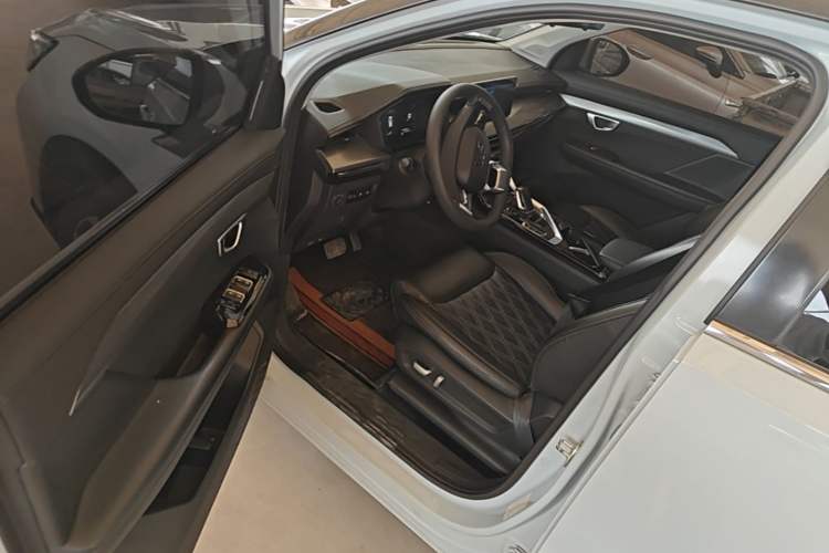 Used Wuling Asta 2022 2.0L DHT Electric-Speed Version Driver Seat