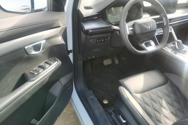Used Wuling Asta 2022 2.0L DHT Electric-Speed Version Driver Seat