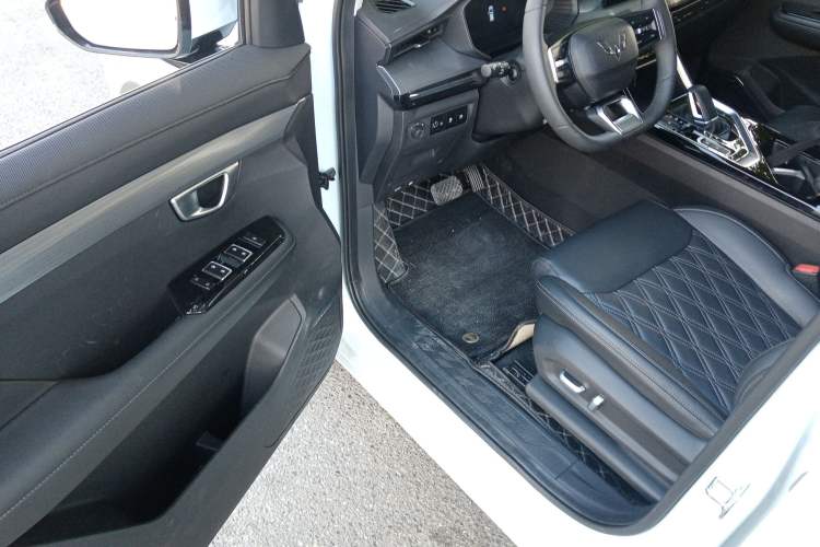 Used Wuling Asta 2022 2.0L DHT Electric-Speed Version Driver Seat
