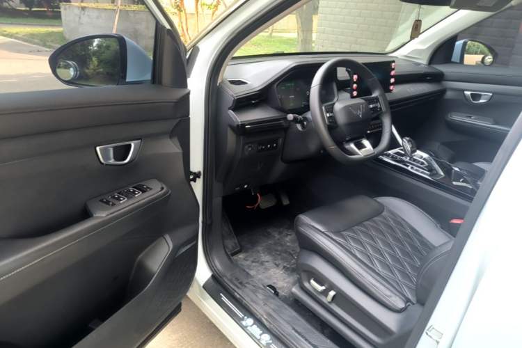 Used Wuling Asta 2022 2.0L DHT Electric-Speed Version Driver Seat