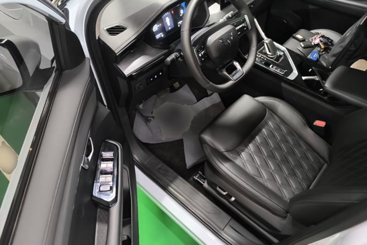 Used Wuling Asta 2022 2.0L DHT Electric-Speed Version Driver Seat