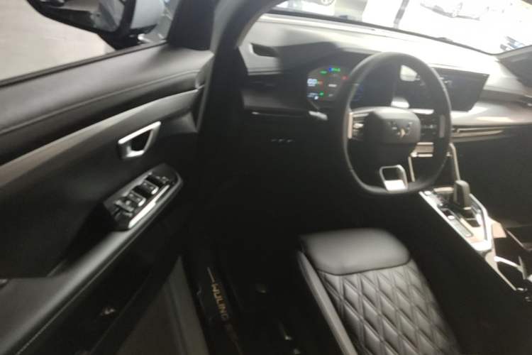 Used Wuling Asta 2022 2.0L DHT Electric-Speed Version Driver Seat