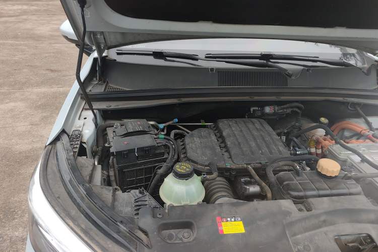 Used Wuling Asta 2022 2.0L DHT Electric-Speed Version Engine Bay Right