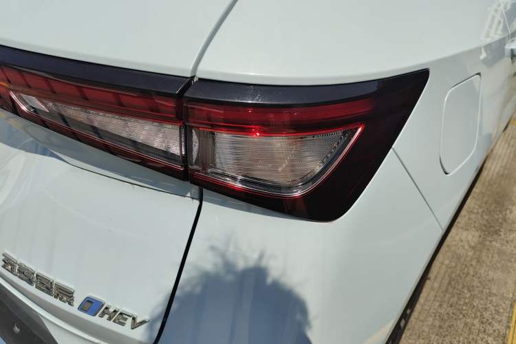 Used Wuling Asta 2022 2.0L DHT Electric-Speed Version Exterior 3