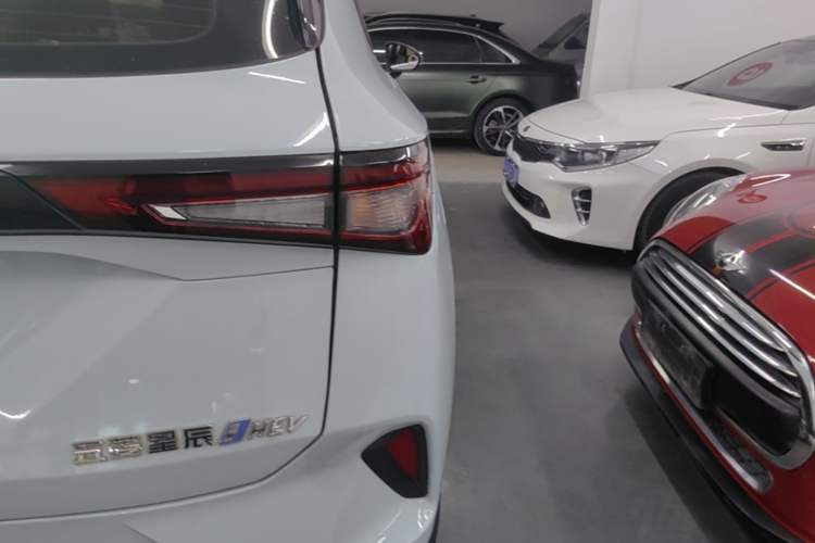 Used Wuling Asta 2022 2.0L DHT Electric-Speed Version Exterior 3