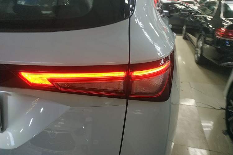 Used Wuling Asta 2022 2.0L DHT Electric-Speed Version Exterior 6