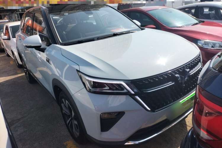 Used Wuling Asta 2022 2.0L DHT Electric-Speed Version Front Right 45 Deg
