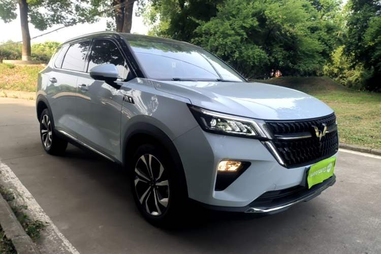 Used Wuling Asta 2022 2.0L DHT Electric-Speed Version Front Right 45 Deg