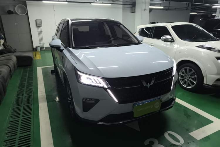 Used Wuling Asta 2022 2.0L DHT Electric-Speed Version Front Right 45 Deg