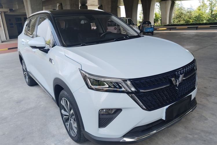 Used Wuling Asta 2022 2.0L DHT Electric-Speed Version Front Right 45 Deg