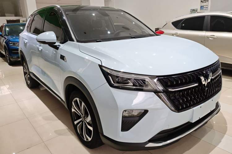Used Wuling Asta 2022 2.0L DHT Electric-Speed Version Front Right 45 Deg