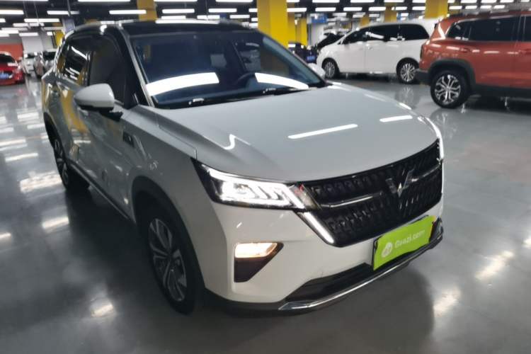 Used Wuling Asta 2022 2.0L DHT Electric-Speed Version Front Right 45 Deg