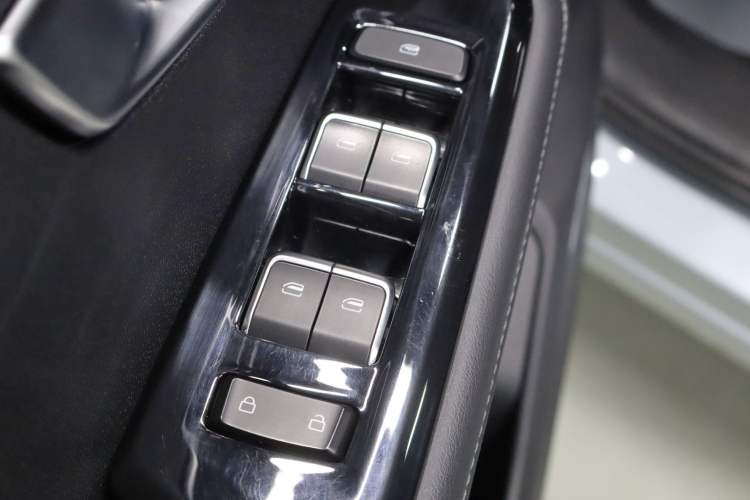 Used Wuling Asta 2022 2.0L DHT Electric-Speed Version Interior 1