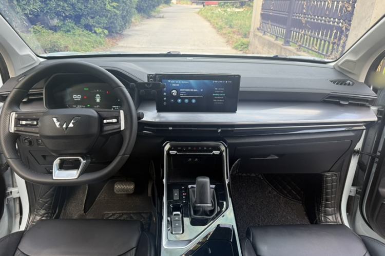 Used Wuling Asta 2022 2.0L DHT Electric-Speed Version Interior 1