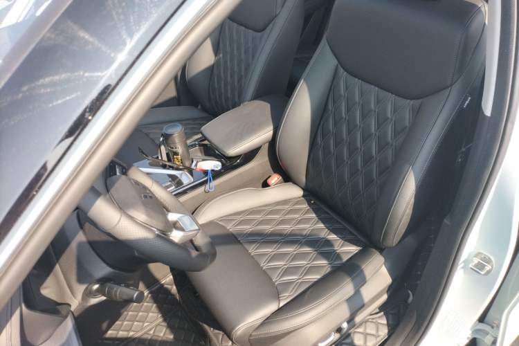 Used Wuling Asta 2022 2.0L DHT Electric-Speed Version Left Front Seat