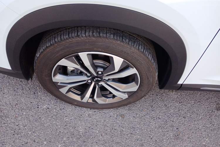 Used Wuling Asta 2022 2.0L DHT Electric-Speed Version Left Front Wheel Hub
