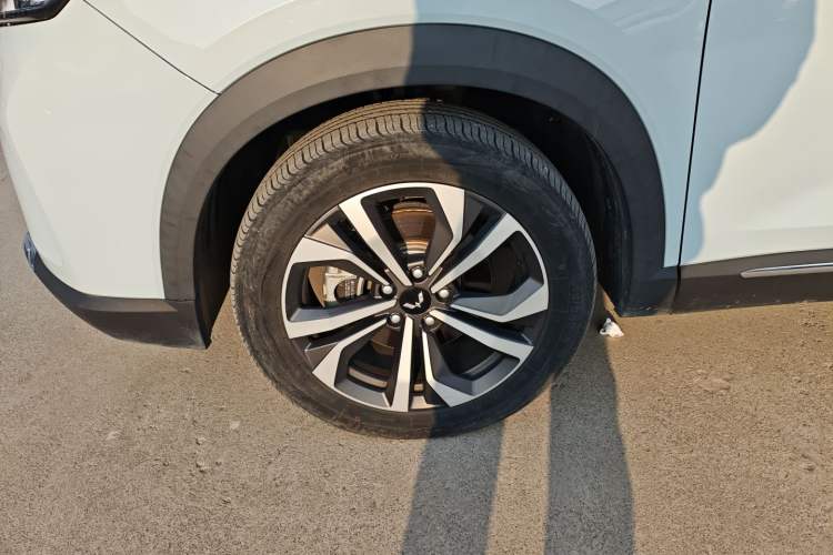 Used Wuling Asta 2022 2.0L DHT Electric-Speed Version Left Front Wheel Hub