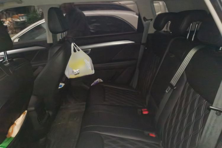 Used Wuling Asta 2022 2.0L DHT Electric-Speed Version Left Rear Seat