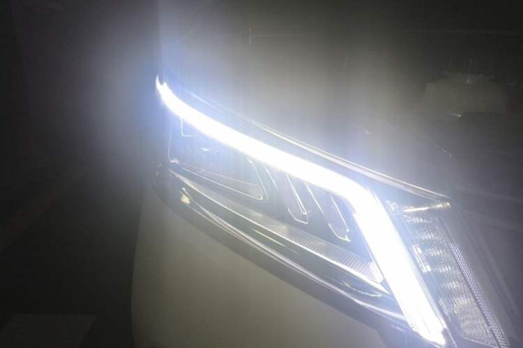 Used Wuling Asta 2022 2.0L DHT Electric-Speed Version Right Front Headlight