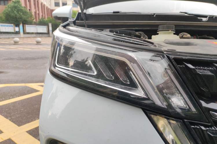 Used Wuling Asta 2022 2.0L DHT Electric-Speed Version Right Front Headlight