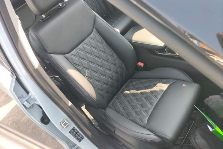 Used Wuling Asta 2022 2.0L DHT Electric-Speed Version Right Front Seat