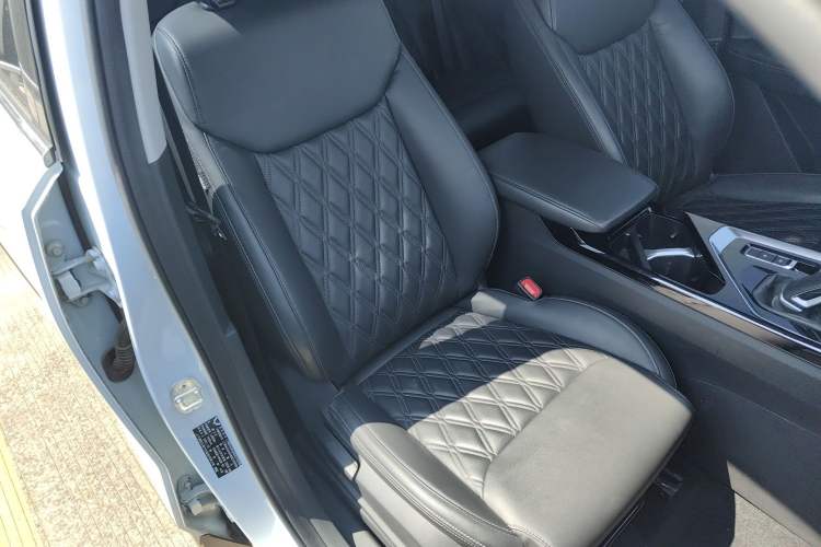 Used Wuling Asta 2022 2.0L DHT Electric-Speed Version Right Front Seat