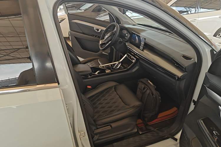 Used Wuling Asta 2022 2.0L DHT Electric-Speed Version Right Front Seat