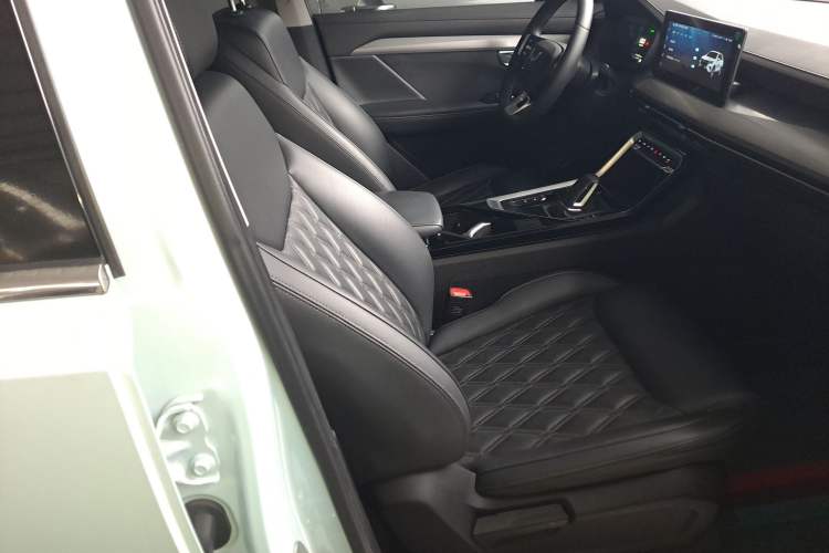 Used Wuling Asta 2022 2.0L DHT Electric-Speed Version Right Front Seat