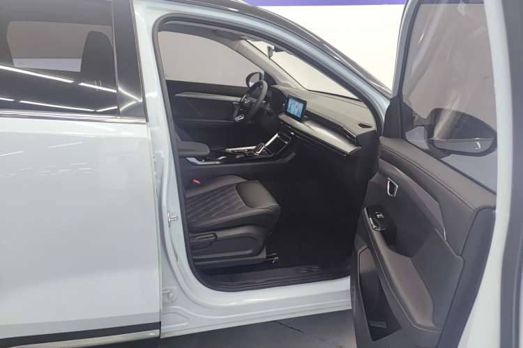 Used Wuling Asta 2022 2.0L DHT Electric-Speed Version Right Front Seat