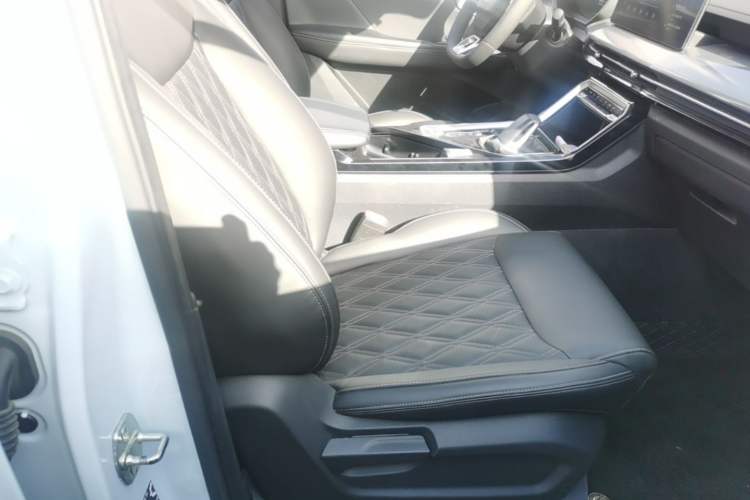 Used Wuling Asta 2022 2.0L DHT Electric-Speed Version Right Front Seat