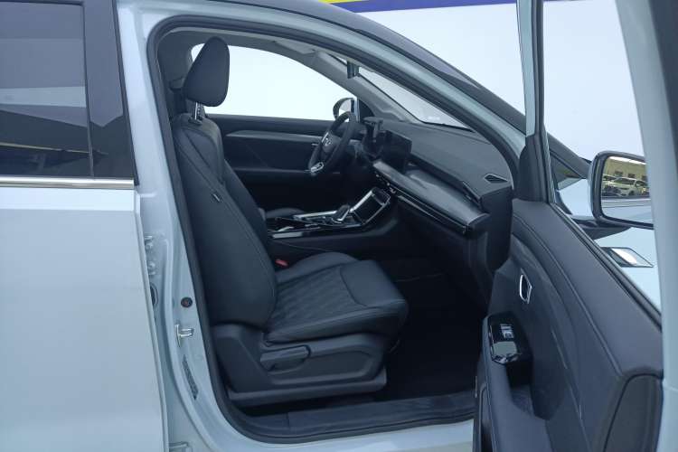Used Wuling Asta 2022 2.0L DHT Electric-Speed Version Right Front Seat