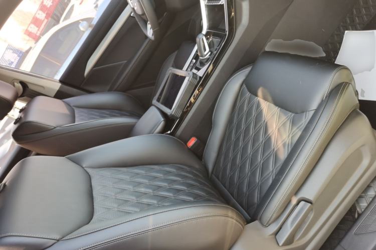 Used Wuling Asta 2022 2.0L DHT Electric-Speed Version Right Front Seat
