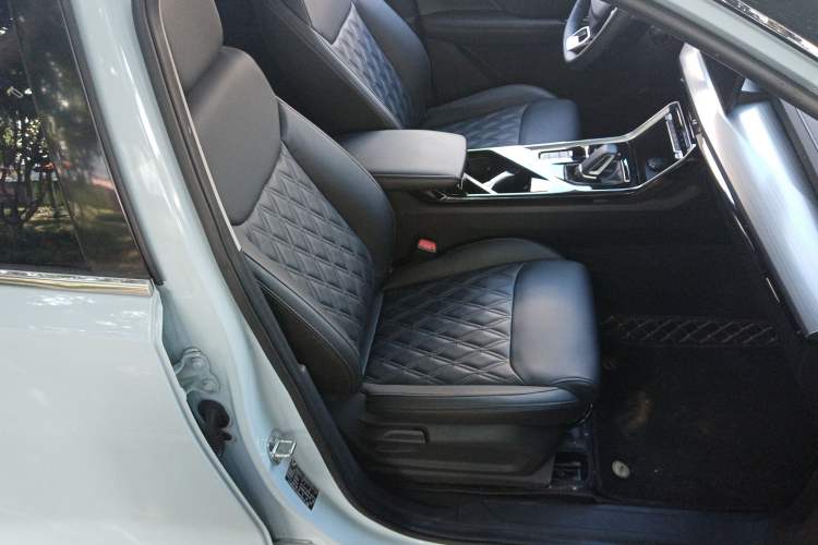 Used Wuling Asta 2022 2.0L DHT Electric-Speed Version Right Front Seat