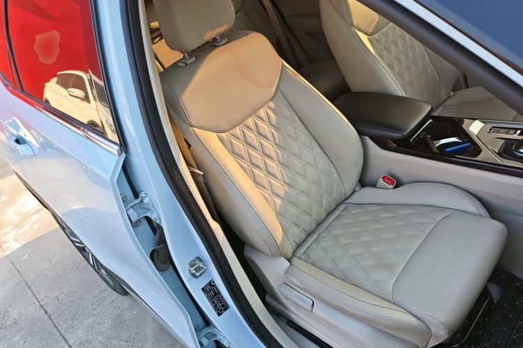 Used Wuling Asta 2022 2.0L DHT Electric-Speed Version Right Front Seat