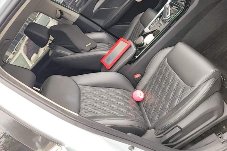 Used Wuling Asta 2022 2.0L DHT Electric-Speed Version Right Front Seat