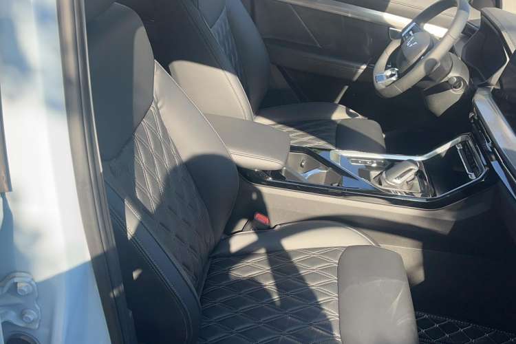 Used Wuling Asta 2022 2.0L DHT Electric-Speed Version Right Front Seat