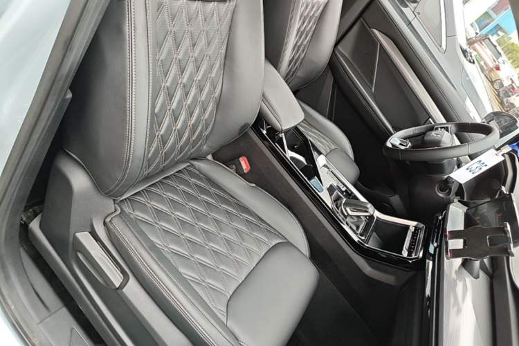 Used Wuling Asta 2022 2.0L DHT Electric-Speed Version Right Front Seat