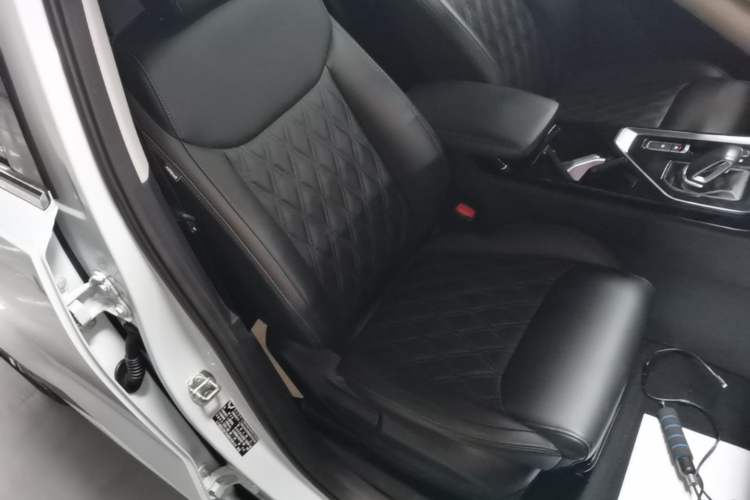 Used Wuling Asta 2022 2.0L DHT Electric-Speed Version Right Front Seat