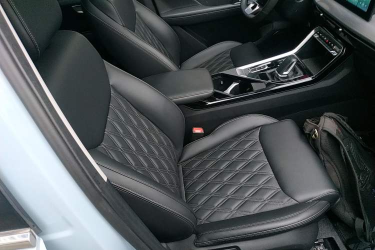 Used Wuling Asta 2022 2.0L DHT Electric-Speed Version Right Front Seat