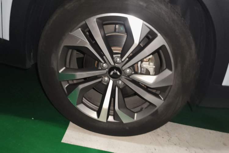 Used Wuling Asta 2022 2.0L DHT Electric-Speed Version Right Front Wheel Hub