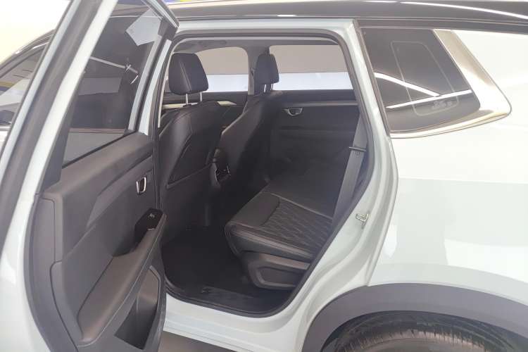 Used Wuling Asta 2022 2.0L DHT Electric-Speed Version Right Rear Seat