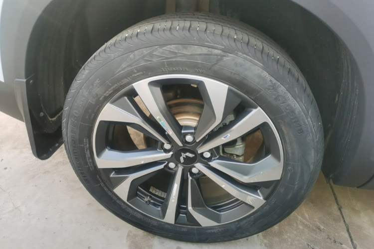 Used Wuling Asta 2022 2.0L DHT Electric-Speed Version Right Rear Wheel Hub