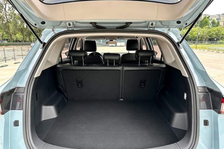 Used Wuling Asta 2022 2.0L DHT Electric Power Version Trunk