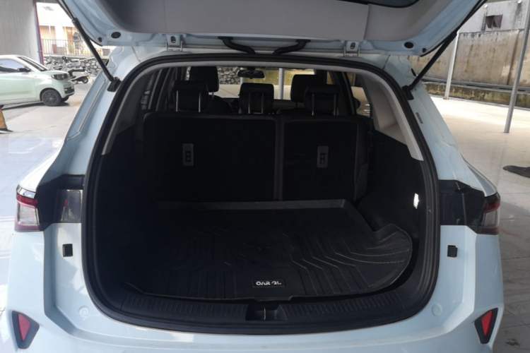 Used Wuling Asta 2022 2.0L DHT Electric Power Version Trunk