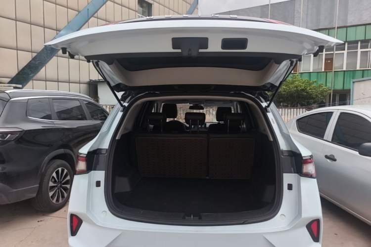 Used Wuling Asta 2022 2.0L DHT Electric-Speed Version Trunk