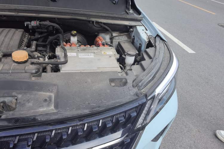 Used Wuling Asta 2022 2.0L DHT Electric-Speed Version Engine Bay Left