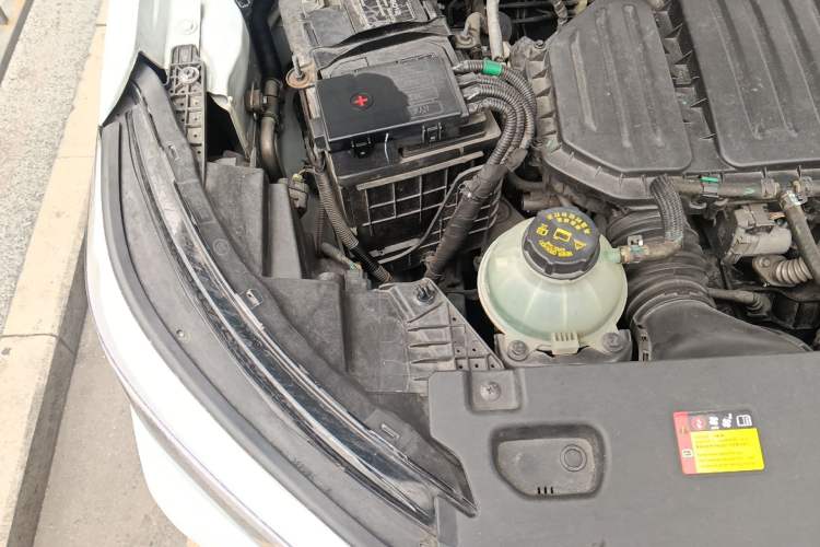 Used Wuling Asta 2022 2.0L DHT Electric-Speed Version Engine Bay Right
