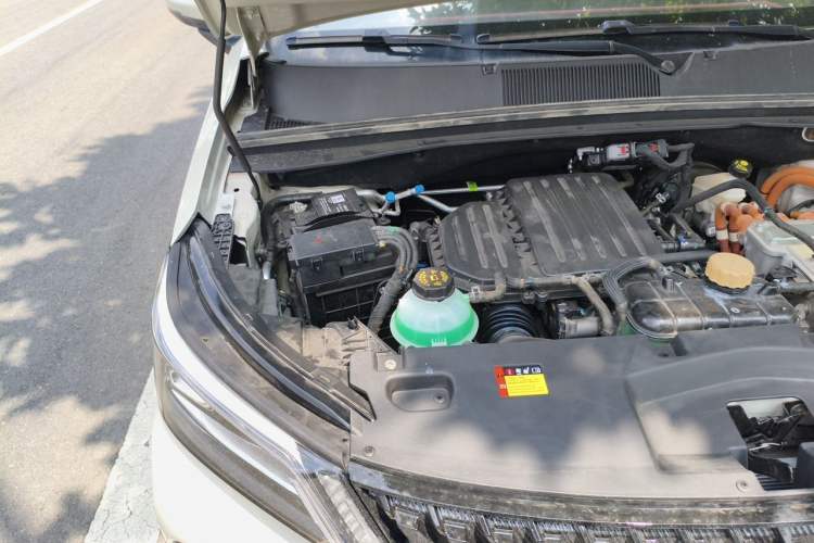 Used Wuling Asta 2022 2.0L DHT Electric-Speed Version Engine Bay Right
