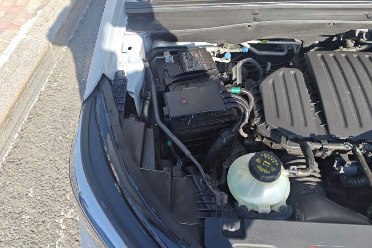 Used Wuling Asta 2022 2.0L DHT Electric-Speed Version Engine Bay Right