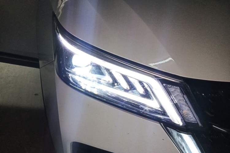 Used Wuling Asta 2022 2.0L DHT Electric-Speed Version Right Front Headlight